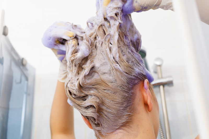 Barvanje blond las doma: Triki, ki ukinejo pojavljanje rumenih tonov